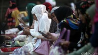 Pada hari ini umat muslim di seluruh dunia merayakan hari raya Idul Fitri 1437 H.