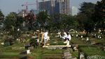 Usai Salat Id, Warga Berziarah ke Pemakaman