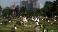 Tradisi berziarah makam terus dipertahankan sebagian warga di Jakarta.