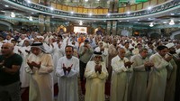 Umat muslim Syiah melaksanakan salat Id di Baghdad, Irak. Ahmed Saad/Reuters