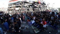 Umat muslim Sunni dan Syiah melaksanakan salat Id di lokasi serangan bom bunuh diri pada akhir pekan lalu. Thaier Al-Sudani/Reuters