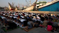 Umat muslim menggelar salat Id di kawasan Pelabuhan Sunda Kelapa, Rabu (6/7/2016). Darren Whiteside/Reuters