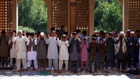 Umat muslim di Kabul, Afghanistan saat melaksanakan salat Id. Omar Sobhani/Reuters
