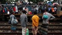 Pemandangan seperti ini dulu pernah juga terlihat di Indonesia, kala itu banyak warga yang menaiki atap kereta untuk bepergian. Namun seiring membaiknya pelayanan kereta, sudah tidak kita temui lagi pemandangan tersebut. Adnan Abidi/Reuters