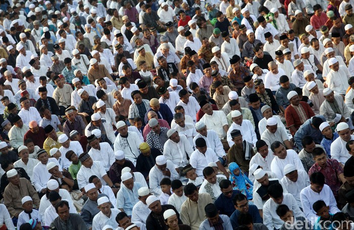 Ribuan umat muslim melakukan Salat Idul Fitri 1437 H di kawasan Kebon Pala, Jatinegara, Jakarta Timur, Rabu (06/07/2016). Pada hari ini jutaan umat muslim di seluruh dunia merayakan hari raya Idul Fitri 1437 H. Grandyos Zafna/detikcom