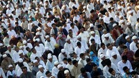 Umat muslim melaksanakan salat Id di kawasan Kebon Pala, Jatinegara, Jakarta. Grandyos Zafna/detikcom.