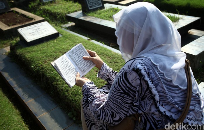 Warga memadati Tempat Pemakaman Umum (TPU) Karet Bivak untuk melakukan Ziarah Kubur, Jakarta Pusat, Rabu (06/06/2016). Ziarah Kubur merupakan tradisi yang dilakukan umat muslim di Indonesia sebelum bulan puasa dan saat hari raya Idul Fitri. Grandyos Zafna/detikcom