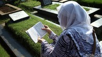 Usai menjalankan salat Id pagi tadi, warga berbondong-bondong ke makam. 