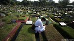 Usai Salat Id, Warga Berziarah ke Pemakaman
