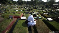 Ziarah Kubur merupakan tradisi yang dilakukan umat muslim di Indonesia sebelum bulan puasa dan saat hari raya Idul Fitri.