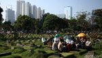 Usai Salat Id, Warga Berziarah ke Pemakaman