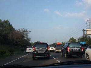 Tol Cikarang Padat Merayap, Rest Area 39 Penuh Sesak