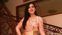 Syahrini tampak sumringah menyambut hari raya Idul Fitri. Pool/Gus Mun/detikFoto.