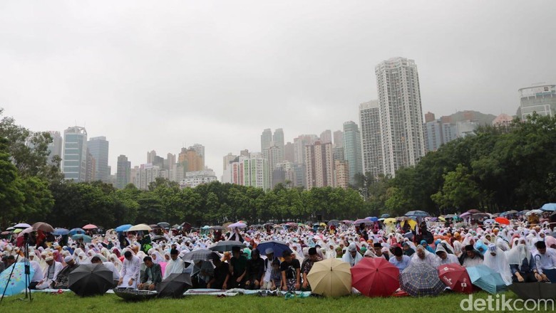 Saat Ribuan WNI di Hong Kong Tetap Salat Id di Tengah 
