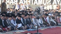 Presiden yang mengenakan jas, sarung serta peci berada di barisan paling depan.