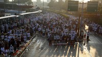 Ribuan jamaah salat Id di jalanan kawasan Pasar Senen, Jakarta. Iqro Rinaldi/Reuters