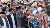 Salat Id sebenarnya selesai pukul 08.00 WIB, namun warga langsung menyemut mendekati Jokowi.