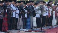 Presiden Jokowi melaksanakan salat Id di Masjid Raya Sumatera Barat, Padang, Rabu (6/7/2016).