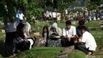 Usai Salat Id, Warga Berziarah ke Pemakaman