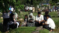 Mereka berziarah ke makam saudara dan kerabat. 