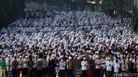 Ribuan umat muslim melakukan Salat Idul Fitri 1437 H di kawasan Kebon Pala, Jatinegara, Jakarta Timur, Rabu (06/07/2016).
