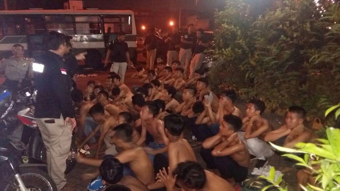 Pemuda Tawuran karena Saling Ejek Saat Takbir Keliling, Mobil Mercy Jadi Korban