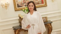 Niki tampak cantik dengan busana bernuansa putih di hari Idul Fitri. Pool/Gus Mun/detikFoto