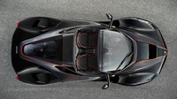 Mesin mobil memiliki running gear dan karakteristik performa yang sama dengan LaFerrari orisinil, mobil ini dipersenjatai sebuah mesin V12 bertenaga 800 cv (dengan power output 128 cv/l) yang disandingkan dengan electric motor bertenaga 120 kW (163 cv), sehingga secara keseluruhan mampu menghasilkan tenaga sebesar 963 cv. Foto: Ferrari