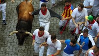 Para pengunjung yang mengikuti festival ini harus berlari bersama banteng di jalan yang sempit dan berkelok sejauh kurang lebih 850 meter. Eloy Alonso/Reuters/detikFoto