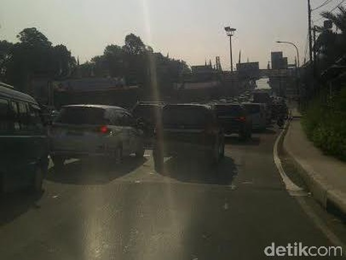 Macet di Jalur Puncak: Siapkan Kesabaran