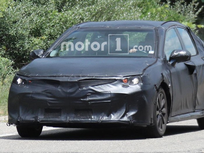 Toyota Camry Terbaru Mulai Diuji Coba, Pakai Platform Prius?