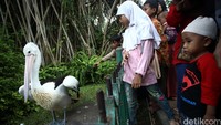 Ramainya orang yang berkunjung karena di hari kedua lebaran ini jadi momen keluarga besar untuk jalan-jalan.