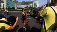 Lengangnya jalanan Jakarta digunakan sejumlah orang untuk menyalurkan hobi fotografinya. 