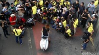 Sejumlah orang memanfaatkan sepinya jalanan di kawasan Bundaran Hotel Indonesia, Jakarta, Kamis (07/07/2016). 