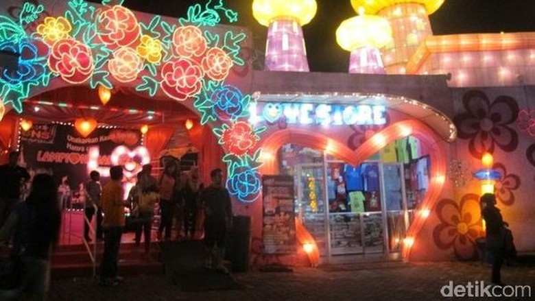 9 Wahana di Batu Night Spectacular, Cocok untuk Liburan Tengah Tahun /Foto: (Putri/detikTravel) 9 Wahana di Batu Night Spectacular, Cocok untuk Liburan Tengah Tahun /Foto: (Putri/detikTravel)