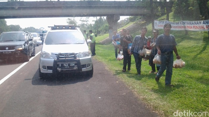 Lalin ke Gerbang Tol Ciawi Macet, Pedagang Tahu Dadakan Muncul