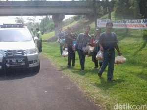 Lalin ke Gerbang Tol Ciawi Macet, Pedagang Tahu Dadakan Muncul