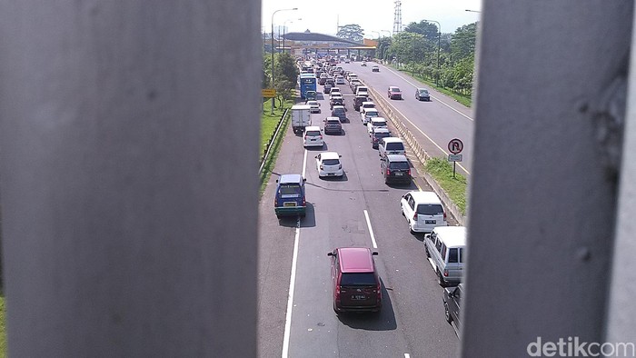 Begini Penampakan Antrean Kendaraan di Tol Cileunyi Bandung