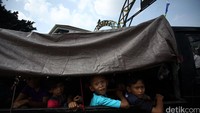 Memasuki hari kedua lebaran, warga mulai memadati Taman Margasatwa Ragunan untuk berlibur.