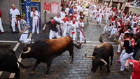 Setiap tahunnya pasti ada saja pengunjung yang terluka, baik karena terjatuh atau terseruduk banteng. Vincent West/Reuters/detikFoto