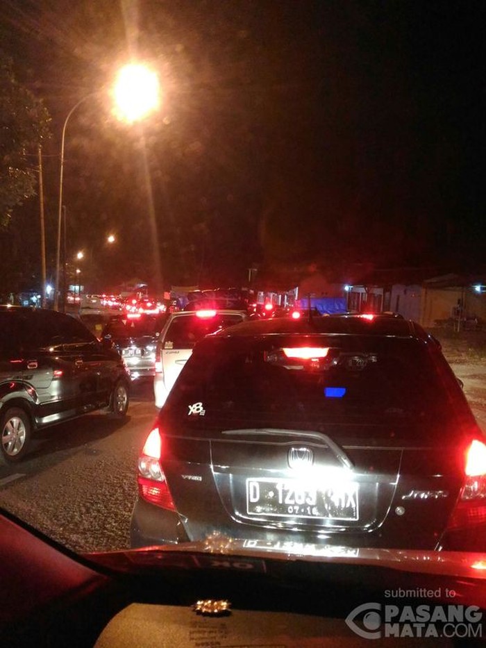 Penampakan Penuhnya Ruas Nagreg oleh Pemudik Subuh Pagi ini