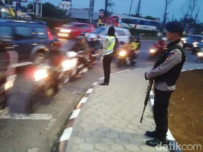 Polisi Bersenjata Laras Panjang Amankan Arus Balik di Cileunyi