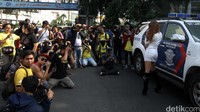 Sejumlah fotografer tengah asik membidikkan lensa kamera mereka kepada sang model.