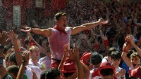 Teriakan Viva, San Fermín dan pesta kembang api juga memeriahkan pesta jalanan selama sembilan hari tersebut. Eloy Alonso/Reuters/detikFoto