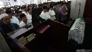 Jenazah Husni Kamil Manik Disalatkan