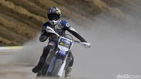 Setelah 3 lap berjalan, Galang Hendra dan Imanuel Pratna bersama rekan-rekannya yang saat ini tengah membalap di arena Asia Road Racing Championship 2016 (ARRC 2016) kelas AP250 dibebaskan berlatih sendiri. Istimewa/dok Yamaha.