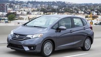 Para wanita juga terkesan dengan Honda Jazz. Mobil ini menjadi pemenang di kategori Budget Car of The Year. Foto: Honda