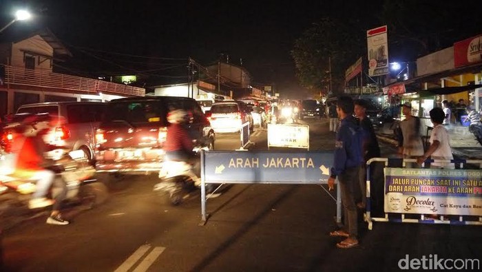 Jalur Menuju Puncak Ditutup Lebih dari 6 Jam, Pengendara Mengeluh