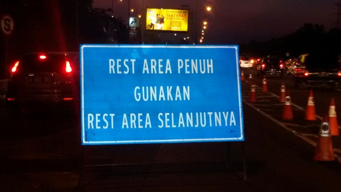 Papan pemberitahuan rest area di Tol Cikampek, Rabu (8/7/2016). Foto: dok. Polres Karawang