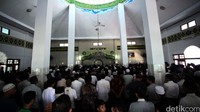 Ratusan pelayat ikut menyalatkan jenazah ketua KPU tersebut.